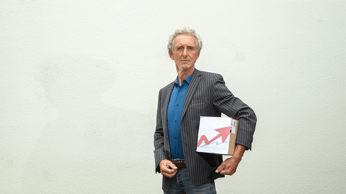 Foto van coach Cor van Ruijven van CvR VISIE met een doos kopieerpapier onder zijn arm. De foto hoort bij Enneagram Type 8. De Baas.