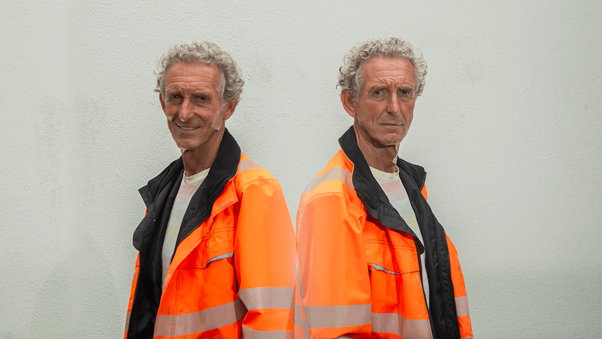 Foto van coach Cor van Ruijven van CvR VISIE. Cor is op de foto twee maal te zien. Hij staat virtueel met zijn rug tegen een kopie van zichzelf aan. Zowel de Cor links als de Cor rechts kijkt recht in de camera.