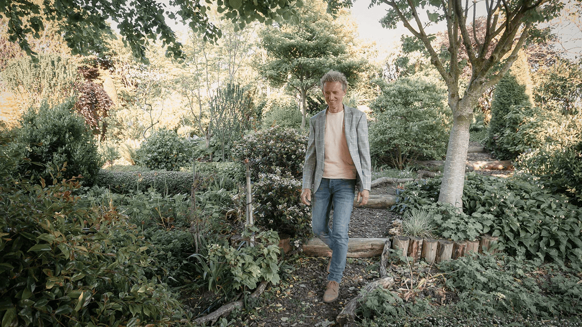 Foto van Cor van Ruijven van CvR VISIE die een van een heuveltje naar beneden loopt. De foto hoort bij de pagina voor Particulieren.