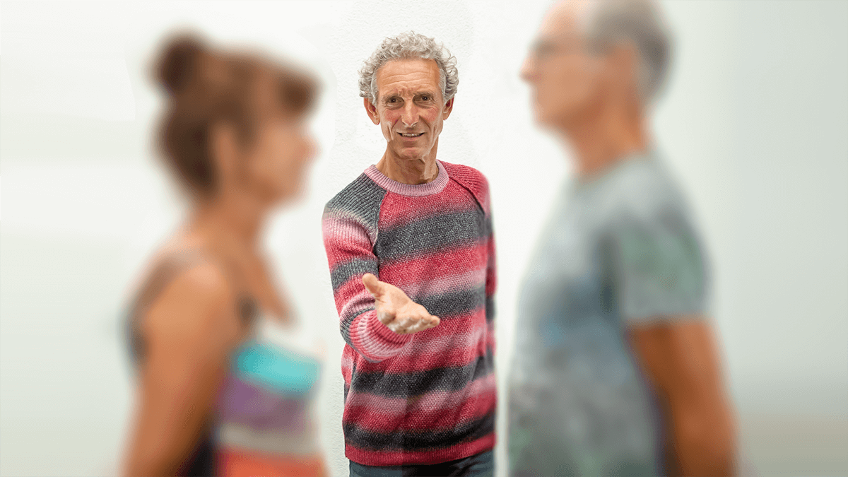 Enneagram type 9: de bemiddelaar. Op de foto zijn de wazige schimmen van een man (rechts) en een vrouw (links) te zien. De man en de vrouw staan lijnrecht tegenover elkaar. In het midden staat Cor van Ruijven die de bemiddelaar uitbeeldt.
